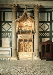 Italia, Toscana, Firenze, Johanneksen kastekirkko, Donatellon ja Michelozzon suunnittelema marmorihauta kardinaali Baldassarre Coscialle, Johannes XXIII:n nimellä varustettu antipappi.