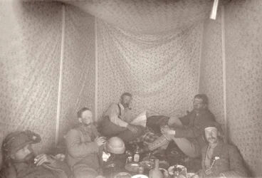 Arabah Survey -retkikunnan jäsenet teltassa, 1883