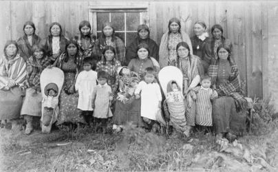 Kate McBeth (k. 1915) Nez Perce Womens Sewing Societyn naisten kanssa