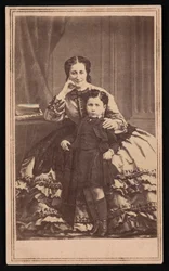 Eugenie de Montijon muotokuva 1826-1920 ja Pojan muotokuva noin 1860-luvulta.