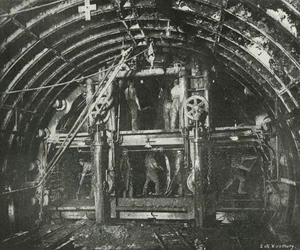 Tunnelin ajaminen Waterloon ja Cityn rautatielle, c1897