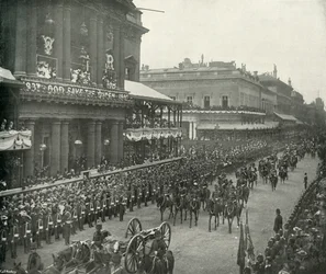 Kuninkaallinen kulkue: Aides-De-Camp ohittaa United Service Clubin, n. 1897