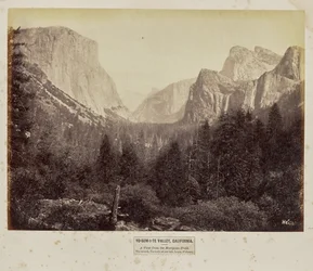 Yo-Sem-i-te Valley, Kalifornia. Näkymä Mariposa-polulta. Tis-sa-ack, Tu-toch-ah-nu-lah, Loya, Pohono...