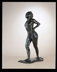 Tanssija levossa, kädet lantiolla, oikea jalka eteenpäin, c. 1881-1890 valettu 1919-1925.