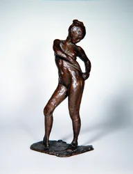 Tanssija kiinnittämässä sukkahousujensa nyörejä, noin 1885-90, valettu 1919 (pronssi).