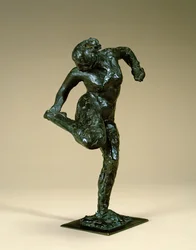 Tanssija pitelee jalkaansa, n. 1900-1910 (pronssi)
