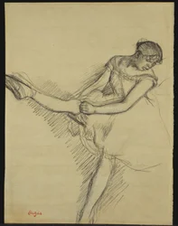Tanssija istumassa, säätelemässä sukkiaan, n. 1880