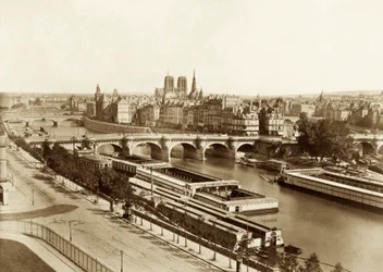 Seine silloineen, takana Notre-Dame de Paris