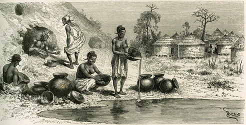 Naiset Koumakhanan kylässä pesevät kultaa, taustalla miehet etsivät kultaa maanalaisista gallerioista. Rioun kaiverrus havainnollistamaan komentaja Joseph Gallienin (1849-1916) tarinaa "Exploration du Haut-Niger (Haut-Niger)" (nykyinen Mali).