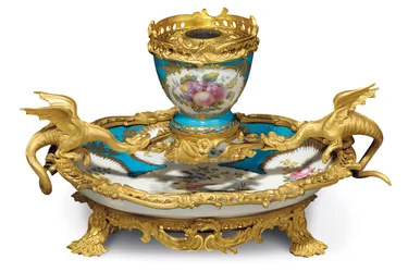 William IV Sevres -tyylinen turkoosi jauhettu encrier, posliini luultavasti 1700-luvulta, ormolu n. 1835-40