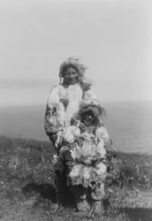 Pieni lapsi ja vanhempi eskimo ankannahkaparkissa, Nunivak Island, Alaska, n. 1929 (b/w kuva)
