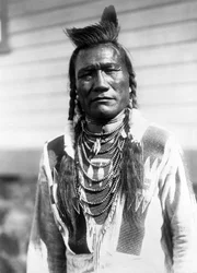 Bird Rattle, intialainen mies, c. 1910, valokuva Edward S. Curtis