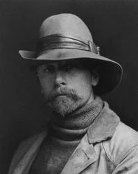 Edward S. Curtis (1868-1952) amerikkalainen valokuvaaja, joka työskenteli JohnPierpontMorganin suojeluksessa, hän oli kiinnostunut intiaaneista ja julkaisi heistä eräänlaisen tietosanakirjan ("The North American Indian")