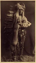 Iron Brest, Piegan. Entisen vuosia kadonneen Bullsin jäsenen asu Kuva Edward S. Curtisin (1868-1952) julkaiseman Pohjois-Amerikan intiaanien tietosanakirjan osasta 6, jossa esipuhe on kirjoittanut Theodore Roosev