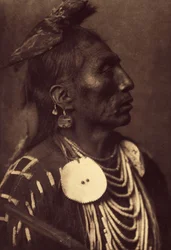 Lääketiede Crow, Apsaroke. Päähän sidottu haukka on tapa kantaa suojelusenkensä symbolia. Kuva otettu Edward S. Curtisin (1868-1952) julkaiseman Pohjois-Amerikan intiaanien tietosanakirjan osasta 4, esipuheella Theodor