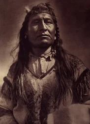 Uusi Chest, Indian Piegan. Kuva otettu Edward S. Curtisin (1868-1952) julkaiseman Pohjois-Amerikan intiaanien tietosanakirjan osasta 6, jossa esipuhe on kirjoittanut Theodore Roosevelt. Vuosina 1907–1930 julkaistiin 20 osaa.