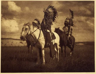 Sioux-päälliköt. Hyvin usein kaksi tai kolme miestä muodostivat sotajoukon ja lähtivät viikoiksi tai kuukausiksi. Joskus he palasivat päänahkojen, hevosten tai naisten kanssa. Sitten sotajoukot tiesivät sen koosta riippumatta tappionsa, eikä kukaan selvinn