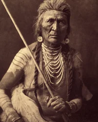 Wolf, Indian Apsaroke (Susi - Apsaroke kirjoitetaan joskus myös Absaroke) Kuva otettu osasta 4 tietosanakirjasta, jonka Edward S. Curtis (1868-1952) on julkaissut Pohjois-Amerikan intiaaneista, sekä Theodore Rooseveltin esipuhe. Vuosina 1907-1930 2
