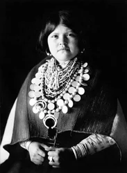 Nuori intialainen nainen yllään Zuni-koristeet, c. 1903, valokuva Edward S. Curtis