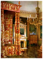 Queen Annes -sänky, lipasto jalustalla ja puinen kynttelikkö, 1910.