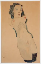 Makaava alaston mustissa sukissa, 1911