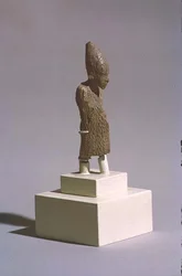 Kuninkaan hahmo, jolla on Ylä-Egyptin valkoinen kruunu ja Sed-juhlan viitta, Osiriksen temppelistä, Abydos, varhaisdynastinen kausi, n. 3000 eaa. (ks. myös 23814).