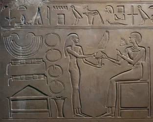 Detaliu de relief cu servitorul arătând bijuterii reginei, din sarcofagul reginei Kawit, Templul lui Mentuhotep II, Deir el Bahari, Egiptfinlandez