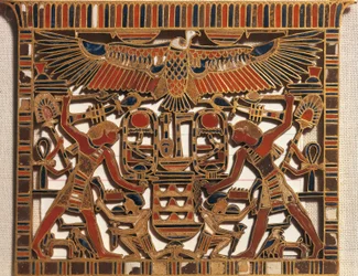 Egypti, rintakilpi kultaa ja emalia, kahdestoista dynastia, Keski-Britannia