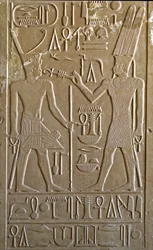 Egyptiläinen antiikki: Sesostris I:tä kuvaava hieroglyfi, joka saa Amon RA:n käsistä elämän ja terveyden symboleja - faarao Sesostris I:n (1962-1928 eKr.) 12. dynastian valkoinen kappeli, Amonin jumalalle kunniaksi rakennettu pyhäkkö - museo Ka