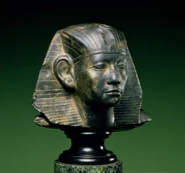 Kuningas Amenemhat III:n pää, Assuanista, Keski-Britanniasta, 1842-1797 eKr. (tumma fossiilinen kalkkikivi)
