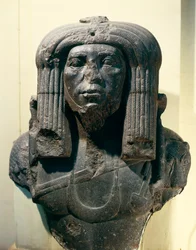 Amenemhat (Amenemhet) III:n (Nimaat Re tai Ammenemes III) rintakuva, esitettynä pappina, Fajumista, keskivaltakunta, 12. dynastia