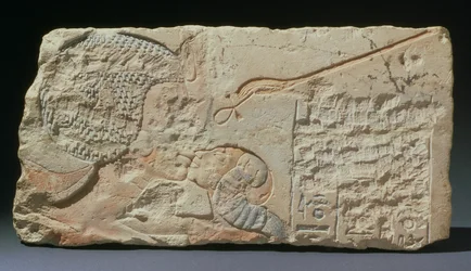 Suudelma, reliefi kuningatar Nefertitistä suutelemassa yhtä tyttäristään, Hermopoliista, Uusi valtakunta, Amarna-kausi