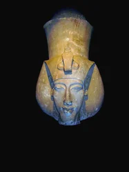 Akhenaten. Amenhotep IV (joskus annettu kreikkalainen muoto, Amenophis IV ja tarkoittaa Amun on tyytyväinen), Egyptin 18. dynastian farao, hallitsi 17 vuotta ja kuoli vuonna 1336 eKr. tai 1334 eaa. Hän hylkäsi perinteisen egyptiläisen polyteismin ja introd