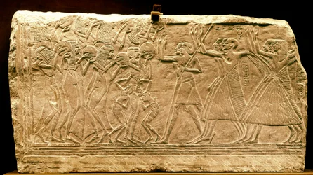Muinainen Egypti: matala kohokuvio, joka edustaa kulkue tanssijan kanssa. Uusi imperiumi. Regne of Ramses II. 1300-luvulla eaa. Kairon museo. Egypti