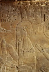 Anubis pitelee muumiota, reliefi Maian, Tutankhamonin imettäjän, haudasta, Saqqara, Egypti, Egyptin sivilisaatio, Uusi valtakunta, XVIII dynastia, Yksityiskohta