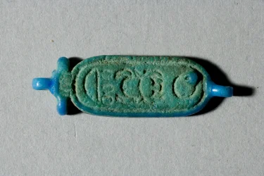 Helmi Tutankhamonin kartussilla, Uusi kuningaskunta, Tutankhamonin hallituskausi, 1336-27 eKr. (fajanssi)