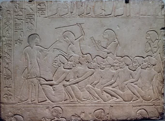 Aseistettujen vartijoiden ympäröimiä mustia vankeja, reliefi Horemhebin memfisläisestä haudasta Sakkarassa, Egyptin sivilisaatio, Uusi valtakunta, 18. dynastia