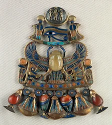 Rintakilpi, jossa on aurinko- ja kuuaiheisia symboleja, Tutankhamonin haudasta, Theban, Egypti, kultaseppien taide, Egyptin sivilisaatio, Uusi valtakunta, XVIII dynastia