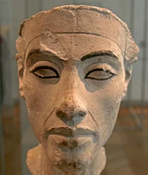 Nefertitin rintakuva (1370–1330 eKr.) Egyptin faarao Akhenatenin suuri kuninkaallinen vaimo (pääpuoliso). Nefertiti ja hänen miehensä tunnettiin uskonnollisesta vallankumouksesta. He alkoivat palvoa vain yhtä jumalaa, Atonia, auringon kiekkoa.