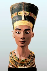 Egyptin kuningatar Nefertitin (1353-1336 eaa.) rintakuva, farao Amenhotep IV Akhenatenin vaimo