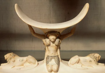 Veistetty norsunluun niskatuki, jota tukee Shu, ilman personifikaatio, Tutankhamonin haudasta, Egyptin sivilisaatiosta, XVIII-dynastiasta