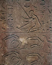 Juhlat harpunsoittajan ja akrobaattien kanssa, reliefi, Hatsepsutin punainen kappeli, rekonstruktio esillä Karnakin museossa, Egyptin sivilisaatio, Uusi valtakunta, XVIII dynastia