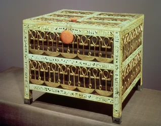 Arkku Tutankhamonin (n. 1370-52 eKr.) haudan aarrekammioon (n. 1370-52 eKr.) Uusi kuningaskunta (puuta ja norsunluua kullalla ja hopealla)