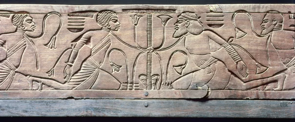 Yksityiskohta Tutankhamonin (n. 1370-52 eKr.) Uuden kuningaskunnan seremonialliselta jalustaltaan (puuta)