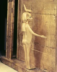 Yksityiskohta Selketistä Tutankhamonin (n. 1370-52 eKr.) New Kingdom (kullattu puu) katosarkusta (katso myös 59095)