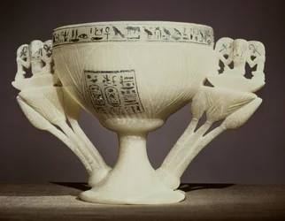 Puoliksi avatun lootuksenkukan muodossa oleva juomakuppi, löydetty Tutankhamonin (n. 1370-52 eKr.) haudan sisäänkäynniltä (alabasteri) (katso myös 162302 & 228555)
