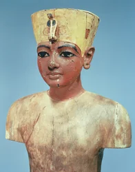 Nuoren Tutankhamonin mallinukke (noin 1370-52 eKr.), jolla on Ala-Egyptin kuninkaiden kruunun ja Nefertitin päähineen yhdistelmä