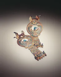 Korvakorut hybridilintuilla haukkojen siiveillä ja ankkojen päillä, Tutankhamonin haudasta (n. 1370-1352 eKr.) Uudesta kuningaskunnasta (kullakoristeinen värillinen lasi ja fajanssi)