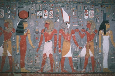 Egypti, Thebe, Luxor, Kuninkaiden laakso, Horemhebin hauta, seinämaalaus, joka kuvaa Horemhebia jumalatar Isiksen ja jumala Horuksen välissä, Uusi valtakunta, XVIII dynastia
