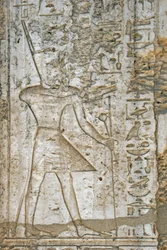 Egyptin antiikki: yksityiskohta faarao Thutmosis IV:n (1419-1387 eKr.) albasterikappelin reliefistä, jossa hän kantaa vallan symboleja. Karnakin temppeli ulkoilmamuseo Egypti